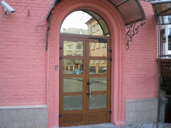 Входные двери в банк, г. Киев, ул. Почайнинская